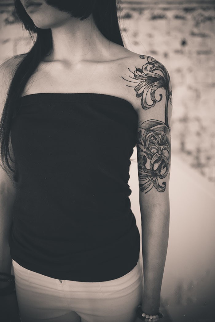 美女手臂黑白彼岸花纹身图案
