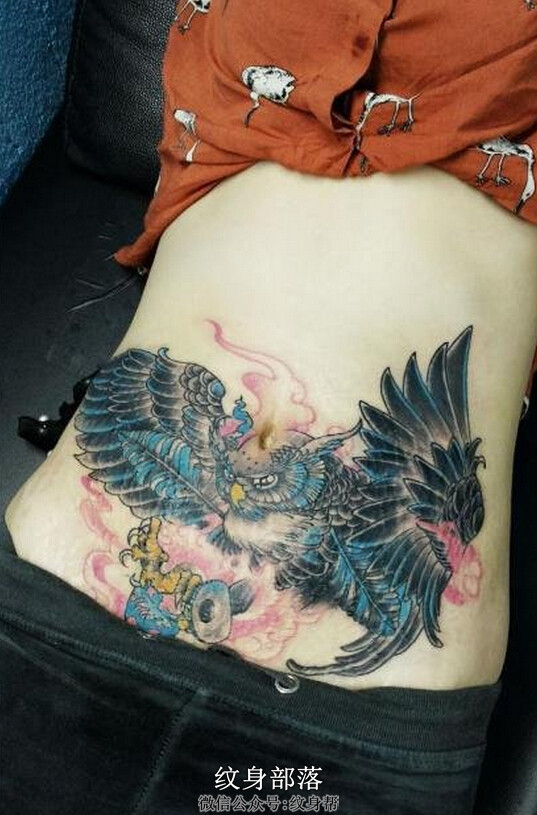 美女腹部彩色老鹰纹身图案