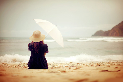 人物唯美意境图片 唯美意境lomo暖色系撑雨伞的人物图片(2)