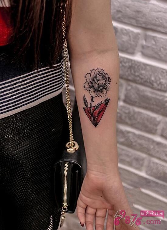 血色玫瑰手臂纹身图案