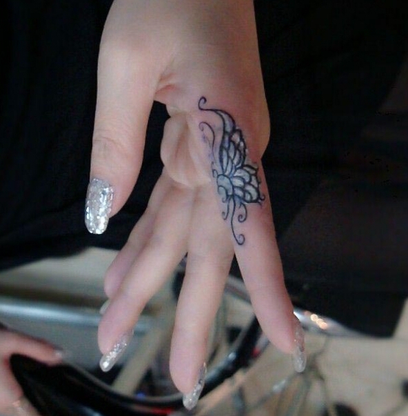 女性手指漂亮的蝴蝶纹身