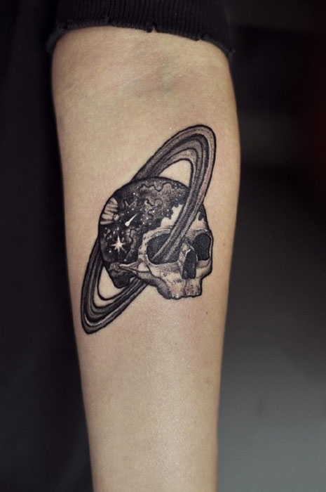 手臂骷髅行星纹身图案