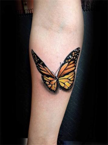 手臂上的蝴蝶纹身图案简单有个性