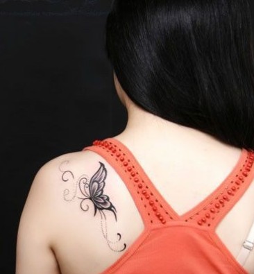 美女后肩个性蝴蝶图案纹身