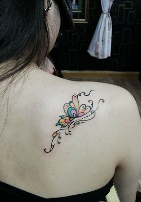 女生后肩可爱的蝴蝶图案纹身作品