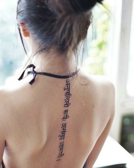 美女背部神秘的藏文纹身图案欣赏