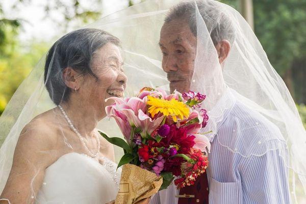 温暖老年情侣婚纱照图片