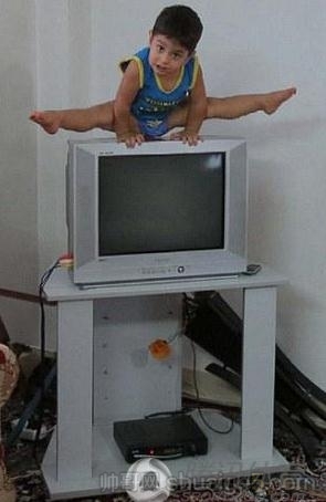 网络小红人 伊朗小男孩Arat Hosseini体操图片
