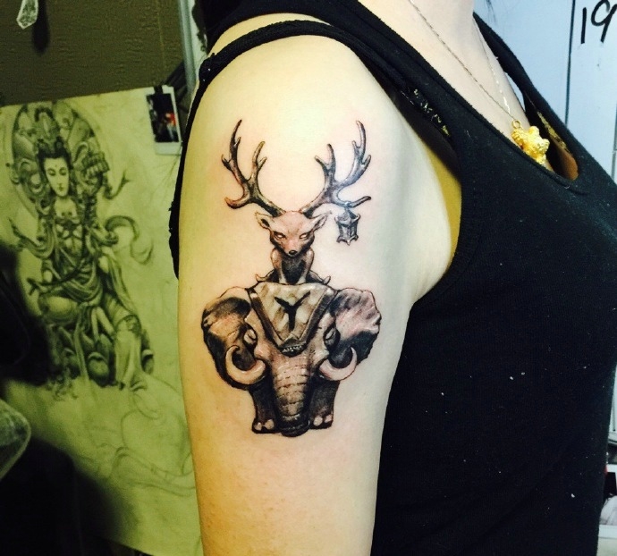 小鹿与小象结合的手臂纹身图片