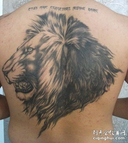 后背上的狮子头纹身图案