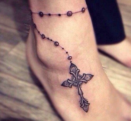女性十字架脚链纹身