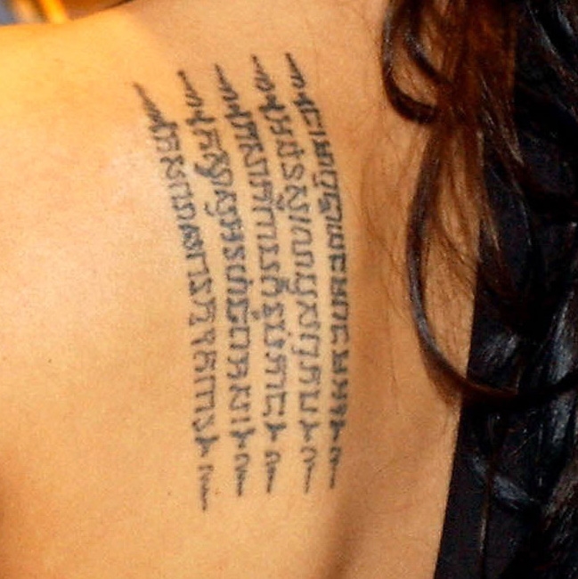 安吉丽娜朱莉后背经文纹身图案
