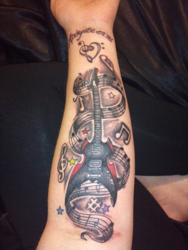 手臂上有个性的吉他音符纹身