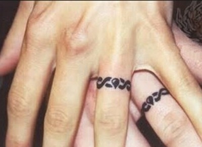 相约一辈子的手指情侣戒指纹身