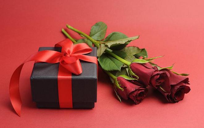 情人节礼物玫瑰花图片，加班越久，越喜欢一个人走