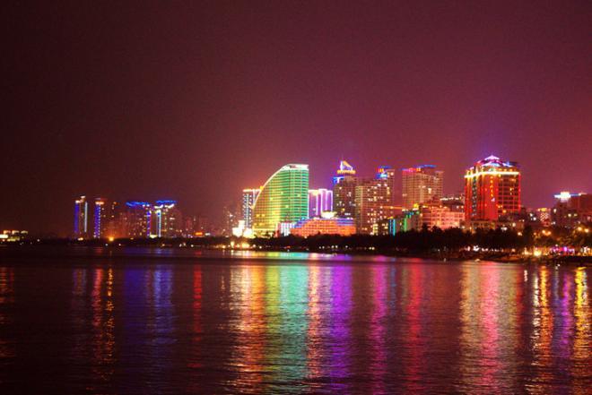 三亚湾夜景图片，用宽容与爱心去拉长生命每一天